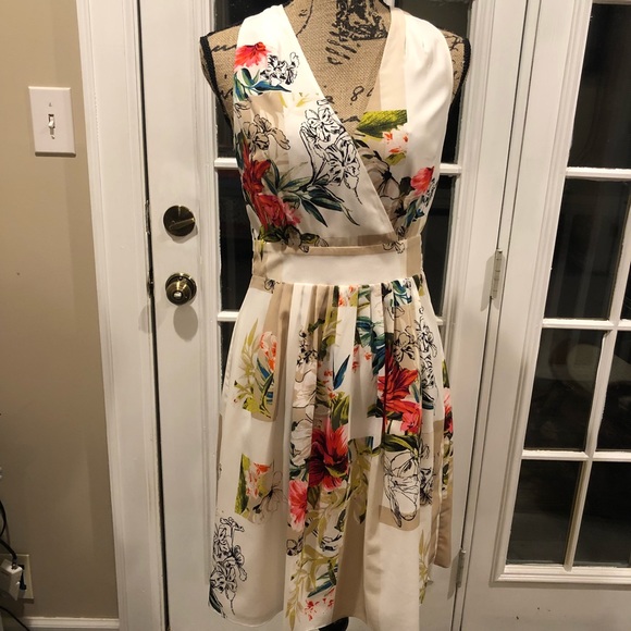 White House Black Market Dresses & Skirts - WhiteHouse BlackMarket dress sz 4 sleeveless Vneck